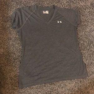UNDER ARMOUR women’s athletic top